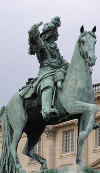 La statue de Louis XIV à l'entrée de la cour d'honneur